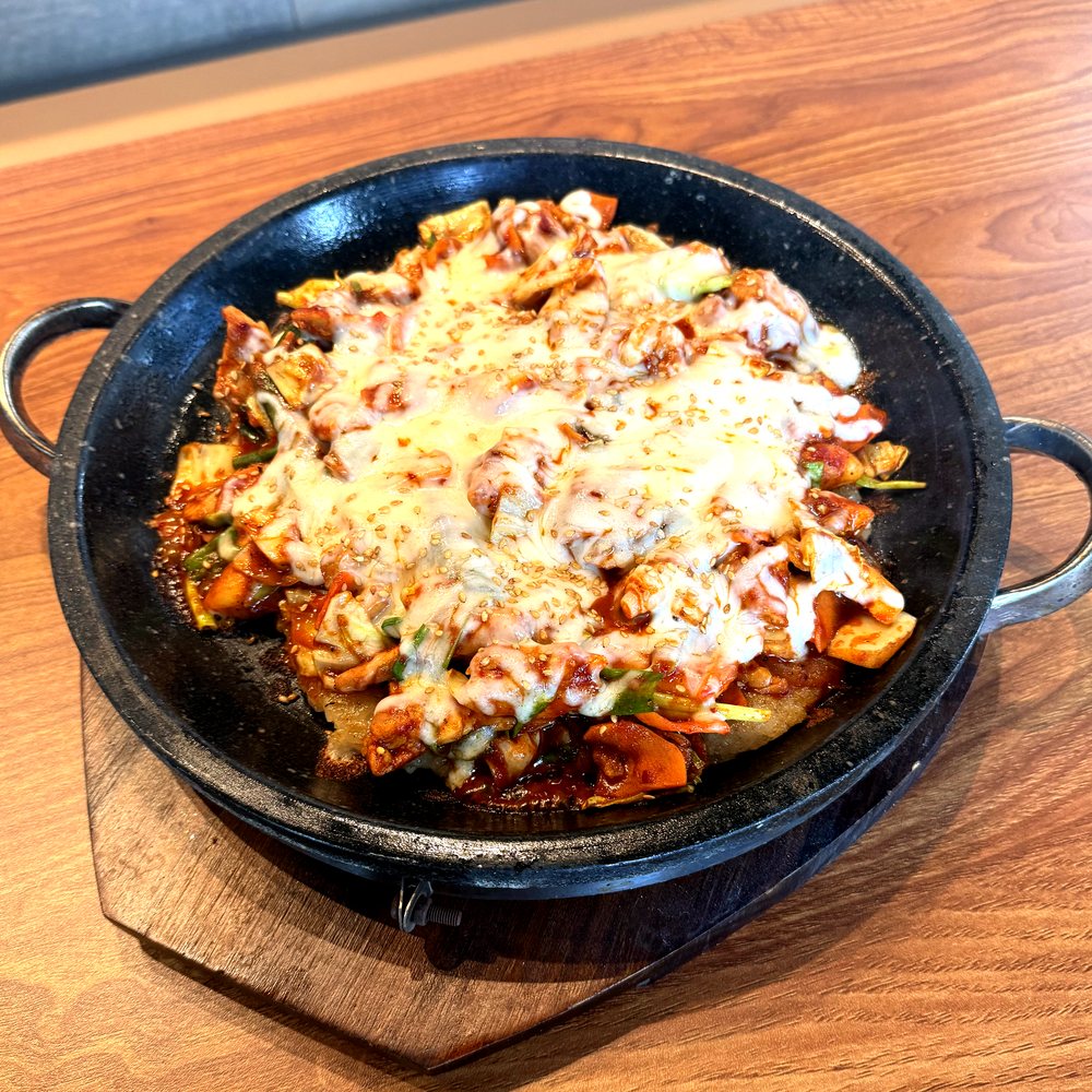 Crispy Rice Dak-Galbi with melted cheese
